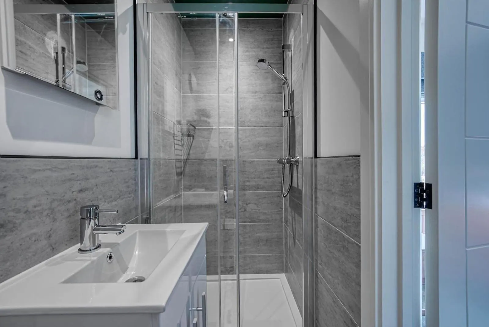 First Floor - Stylish 3 Bedroom Apartment Southampton 0*,