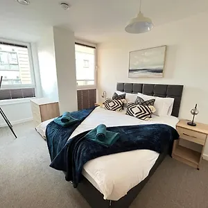  Apartment 2 Bedroom, 2 Bathroom Modern Close To Ocean Village, Free Parking, Single Or Double Beds